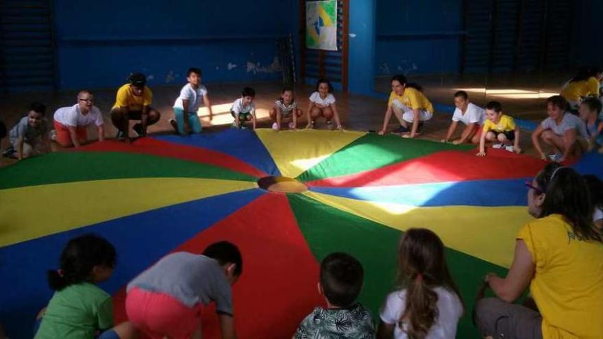 Cultura brasileña y tecnologías para los niños del campamento