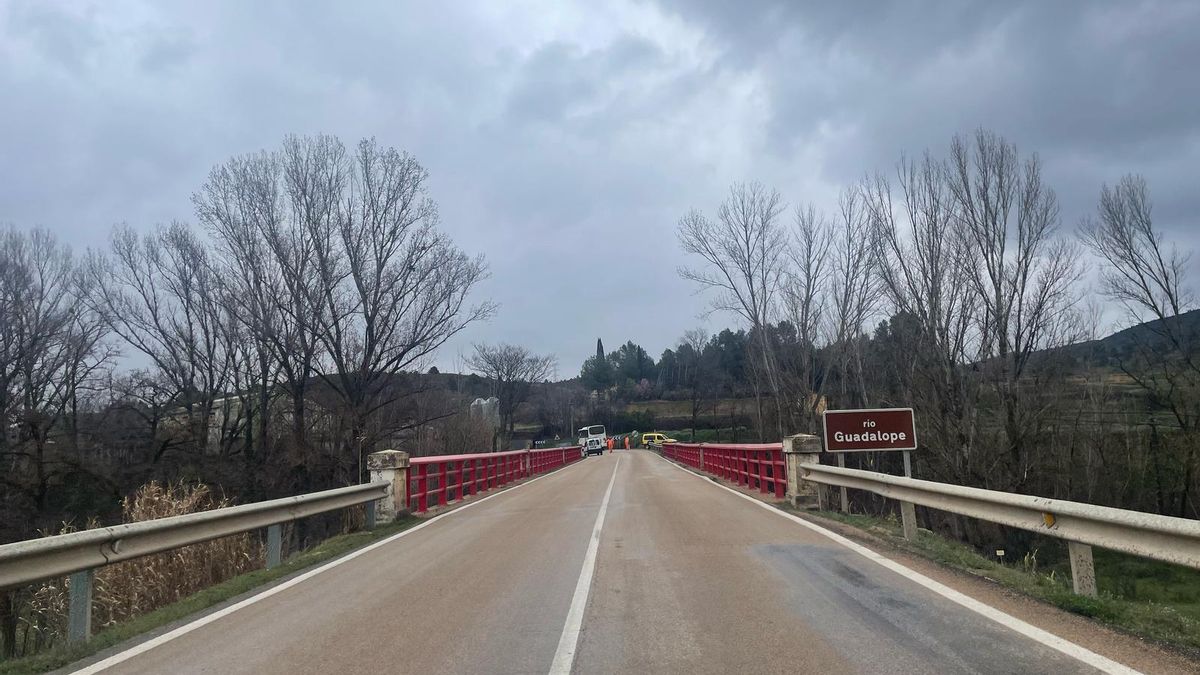 La A-225 a su paso por Mas de las Matas, a la altura del puente sobre el Guadalope.