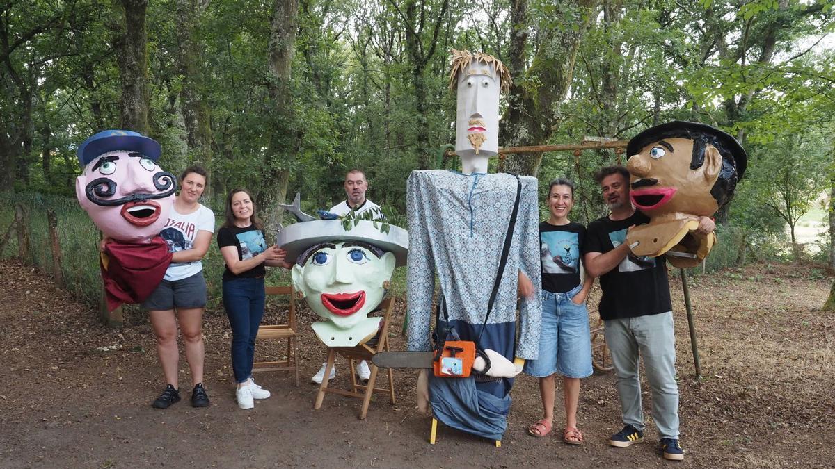 Integrantes da Asociación O Redondelo de Botos cos seus cabezudos e xigante.