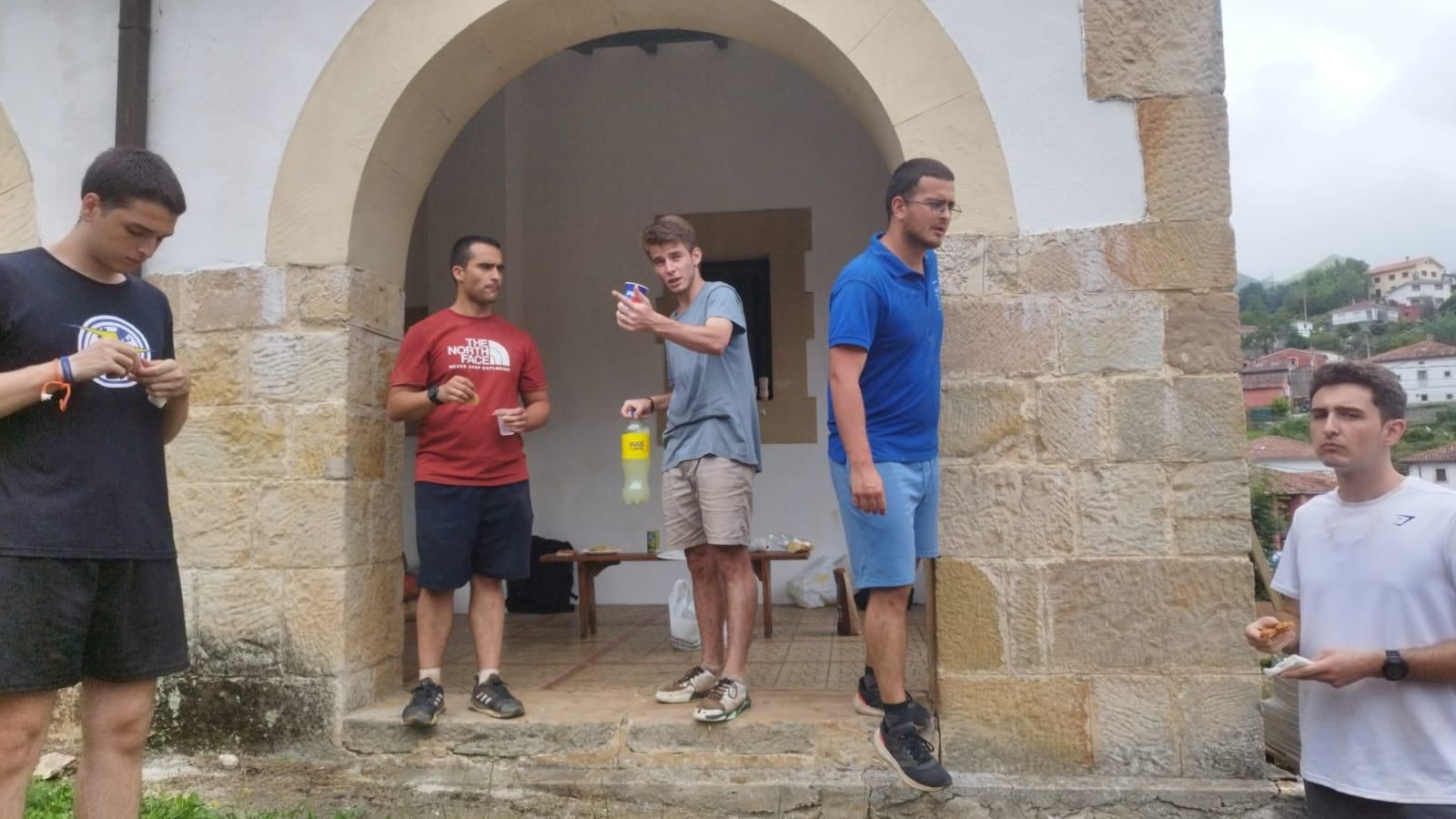Más de medio centenar de jóvenes voluntarios de Madrid ayudan a recupera el patrimonio de Cabrales