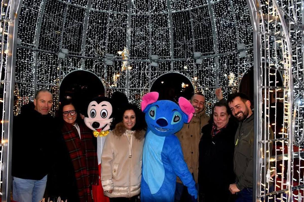 A alcaldesa de Cee, Margarita Lamela, centro, na inauguración do alumeado de Nadal.