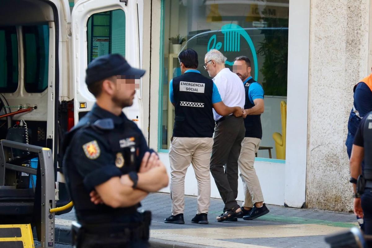 El pensionista Javier, desahuciado este lunes, sale de su piso en alquiler de la calle La Unión ayudado por personal de los servicios sociales del Ayuntamiento.