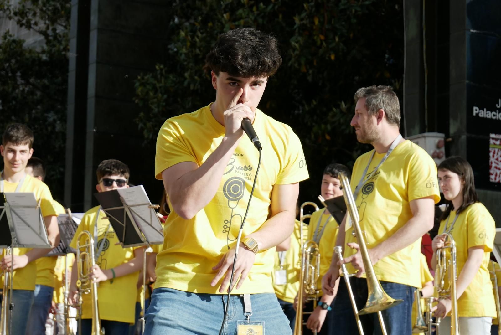 Más de 230 instrumentistas de metal tocan en la plaza del Pilar