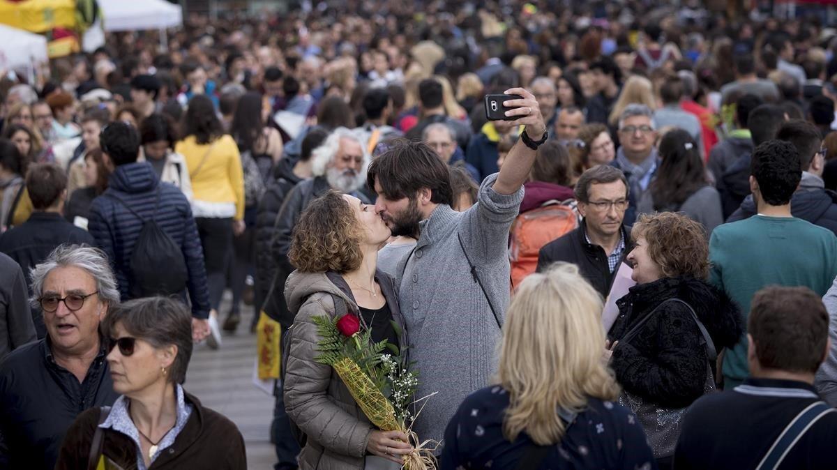 Una pareja muestra su amor en un lugar tan emblemático como Las Ramblas.