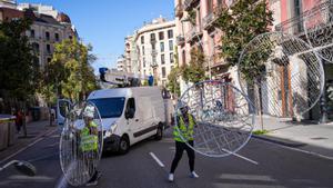 Operarios retiran las luces de Navidad caídas por el viento en la calle Balmes