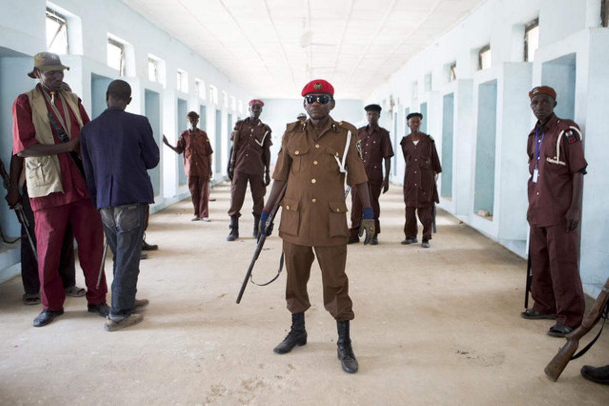 Un grup de voluntaris que s’han ofert per buscar les escolars segrestades a Nigèria, dimecres al seu campament de Maiduguri.