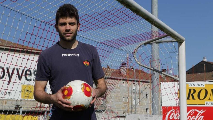 Javi Hernández posa con un balón, ayer, en el estadio de O Couto. // Jesús Regal