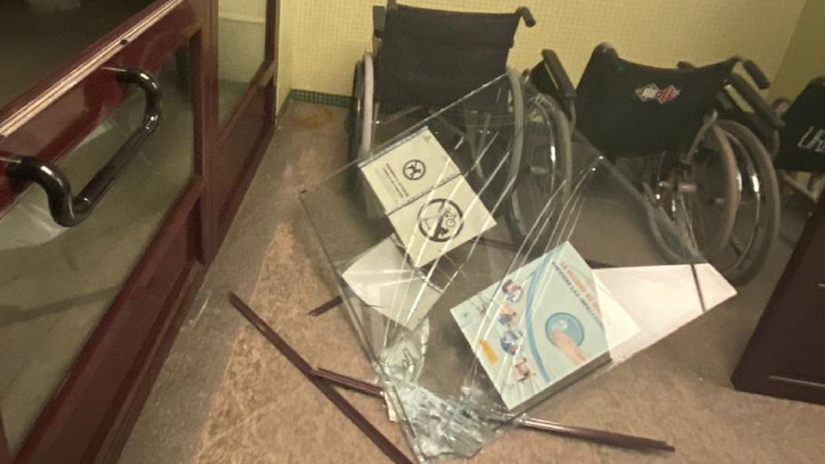 El individuo la emprendió a golpes con la puerta de cristal del centro de salud de Fernán Núñez porque no le abrían.