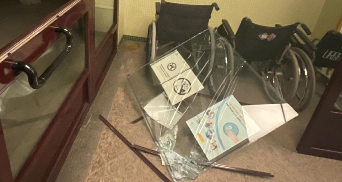 El individuo la emprendió a golpes con la puerta de cristal del centro de salud de Fernán Núñez porque no le abrían.