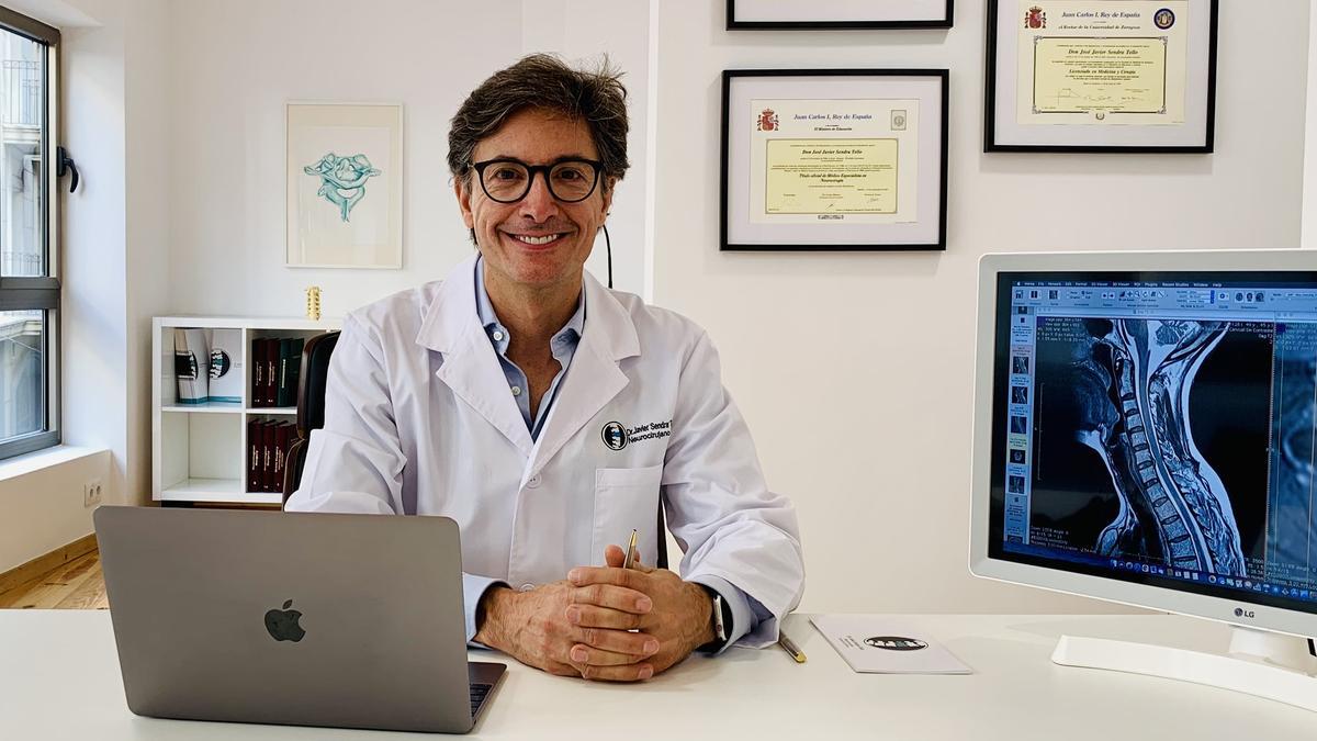 El doctor Sendra, neurocirujano con amplia experiencia en cirugías complejas de columna vertebral.