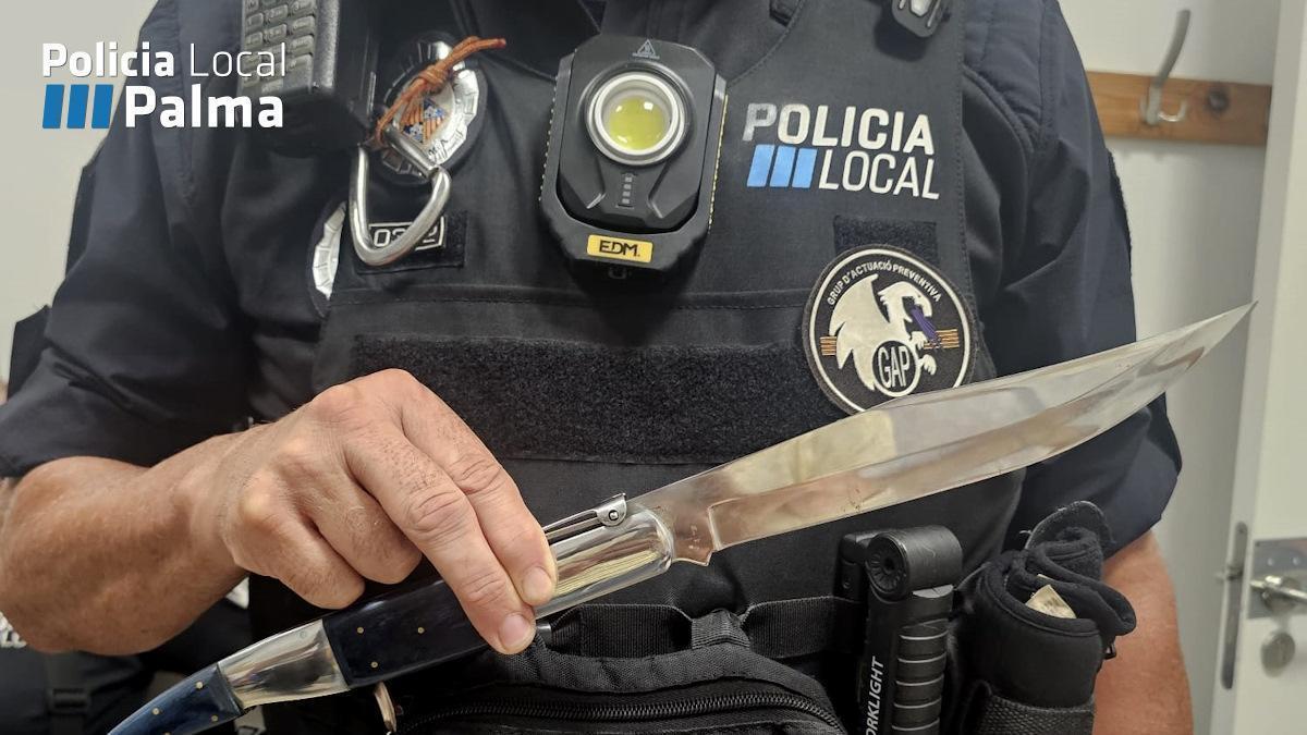 SUCESOS MALLORCA | Tres navajas intervenidas y una denuncia por conducir sin carné en un dispositivo policial
