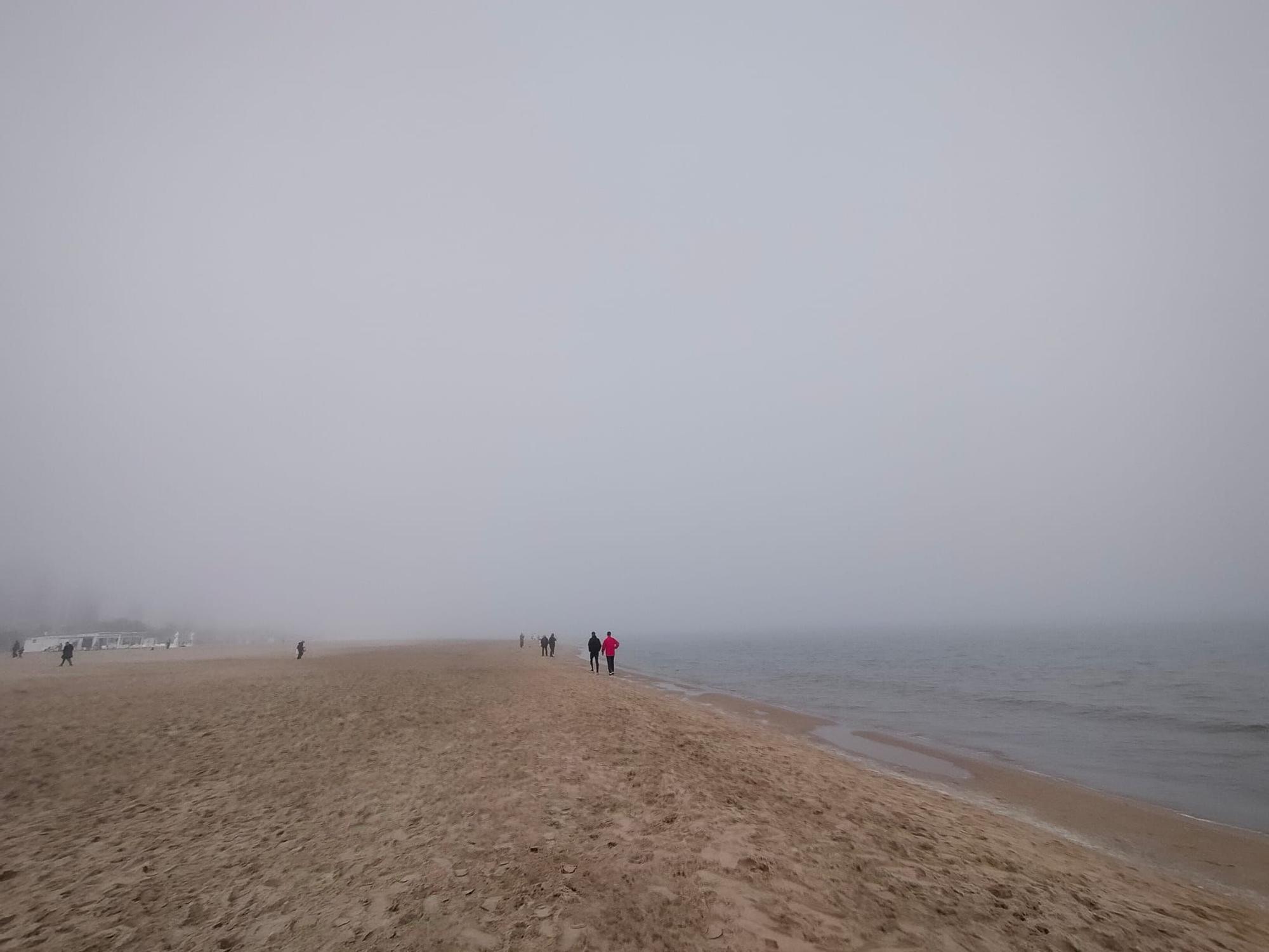 La playa de Gandia desaparece entre la niebla