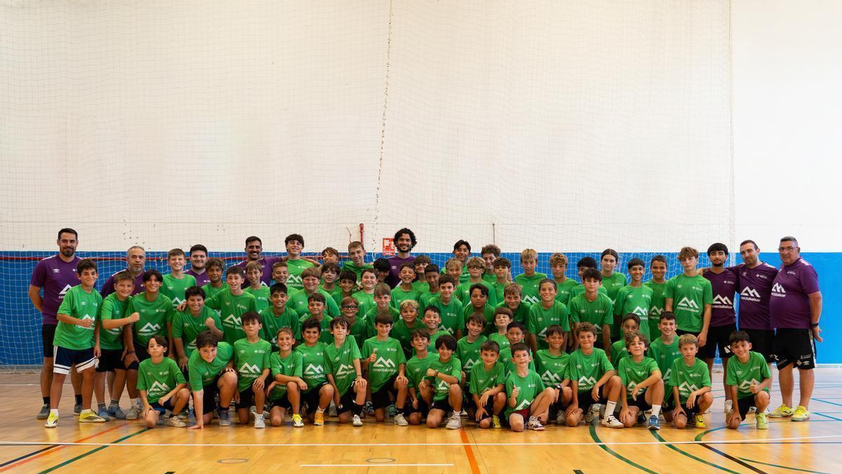 Lucão posa con los niños del Campus de Alcúdia