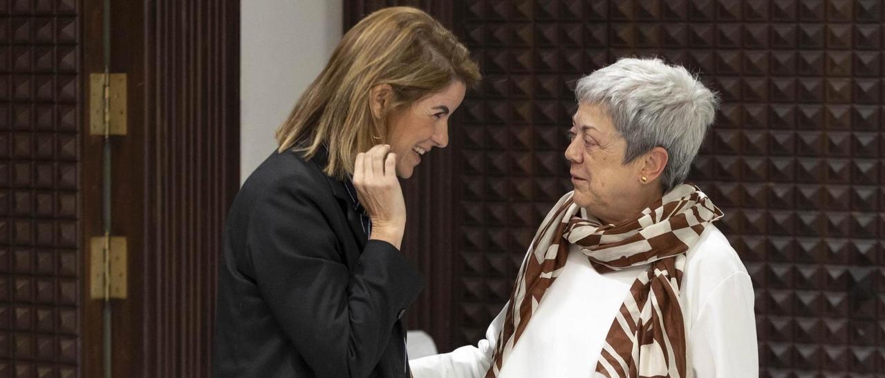 La arquitecta Noemí Tejera (i) conversa con la catedrática Emma Pérez-Chacón en el Parlamento de Canarias