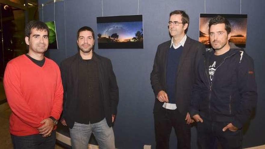 Los fotógrafos, con el director técnico del museo (segundo dcha.).