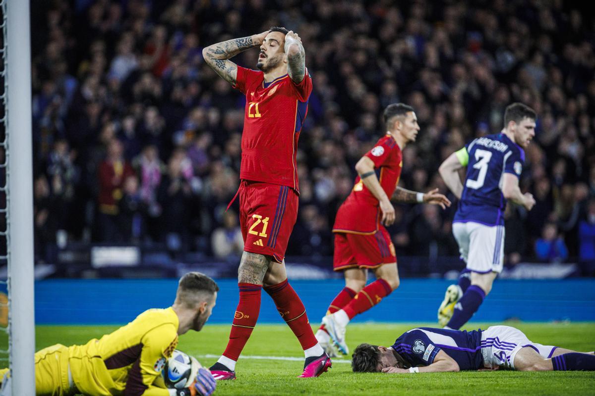 Joselu se lamenta en un momento del Escocia-España.