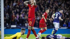 Joselu se lamenta en un momento del Escocia-España.