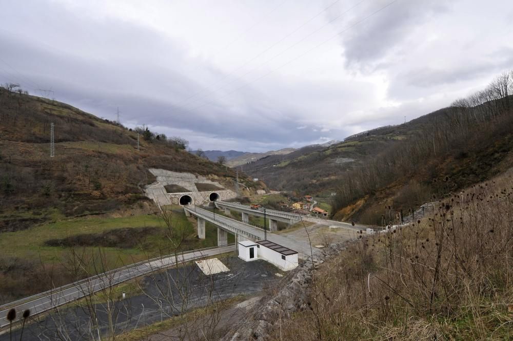 Actividad en los túneles de Sotiello en las obras de la variante ferroviaria de Pajares.