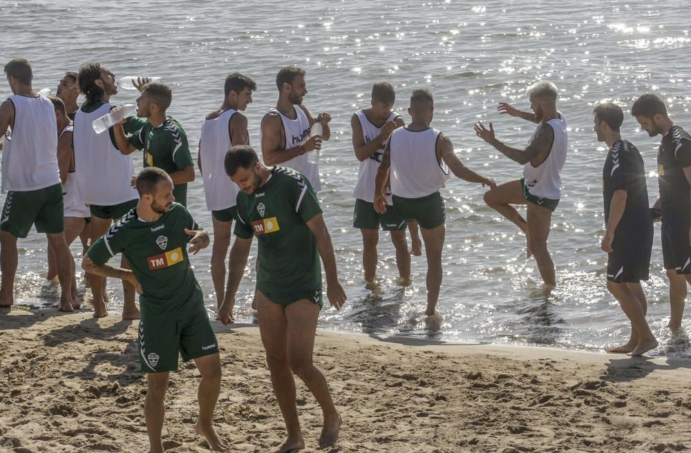 Entrenamiento del Elche CF en la playa de El Pinet