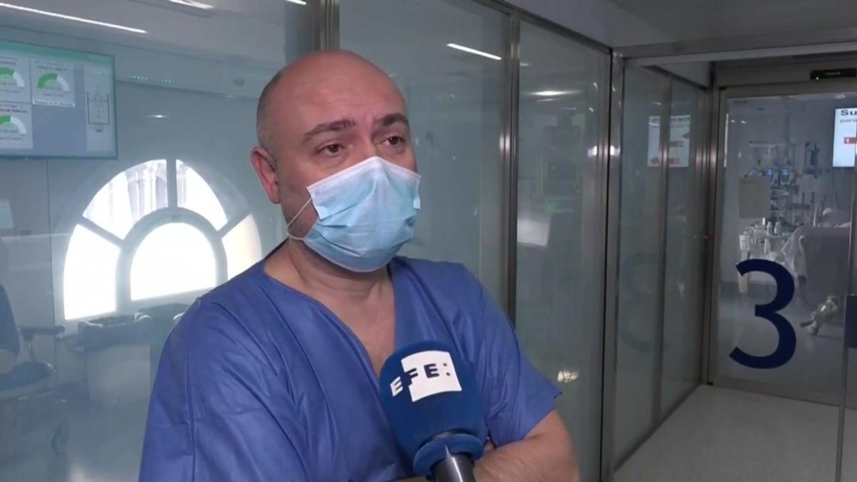 En las UCI de los hospitales se están juntado pacientes covid de la segunda y la tercera ola. Así lo explica el jefe de sección del Área de Vigilancia Intensiva del Hospital Clínic de Barcelona, Pedro Castro Rebollo.