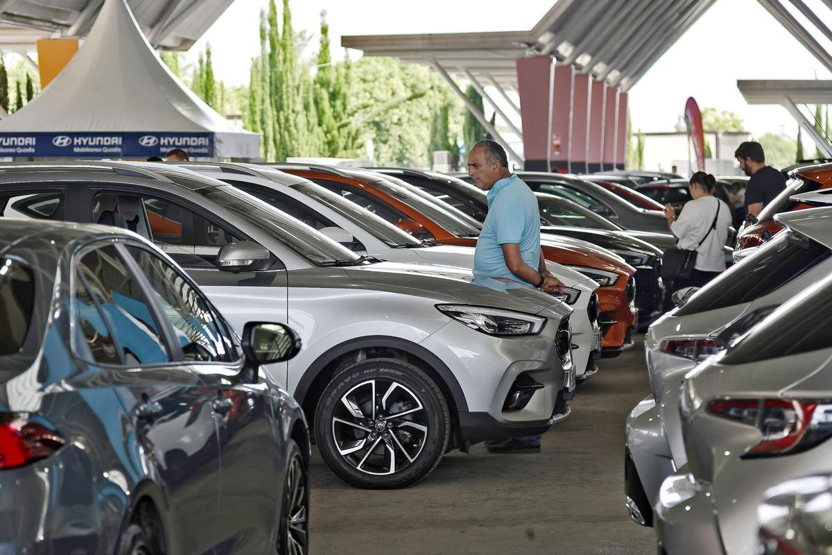 Visitantes miran algunos de los modelos expuestos en Motorocasión.