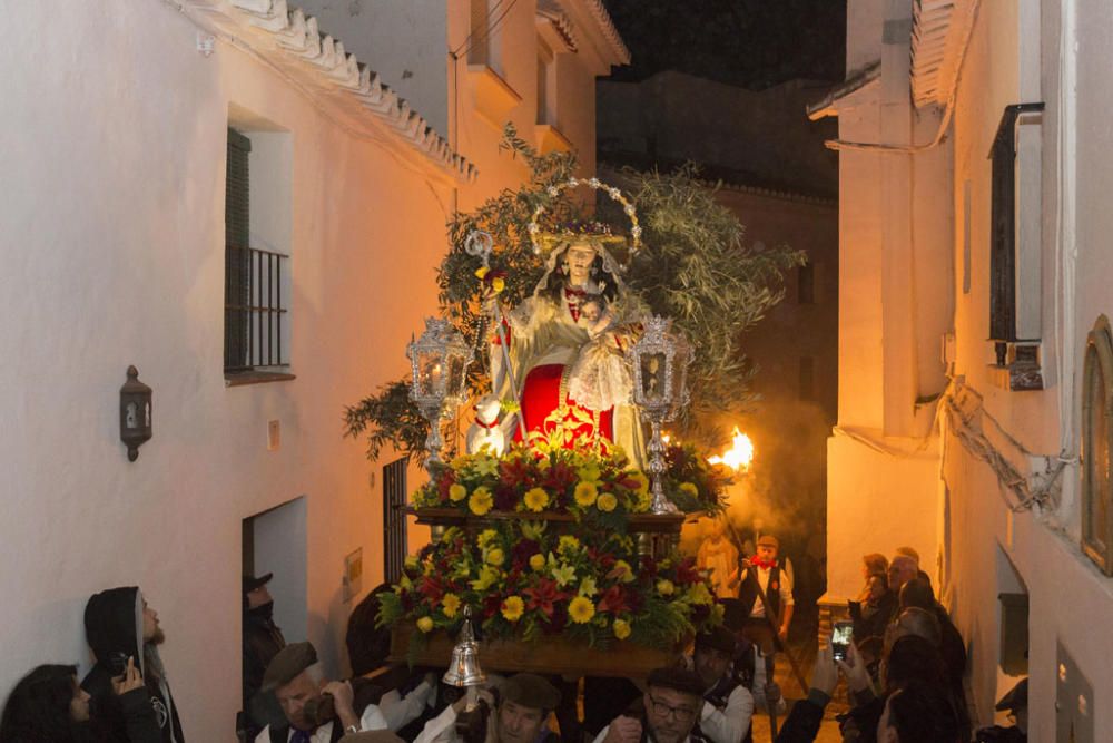 Fuego y villancicos acompañaron el camino de la Divina Pastora desde la ermita de la Veracruz