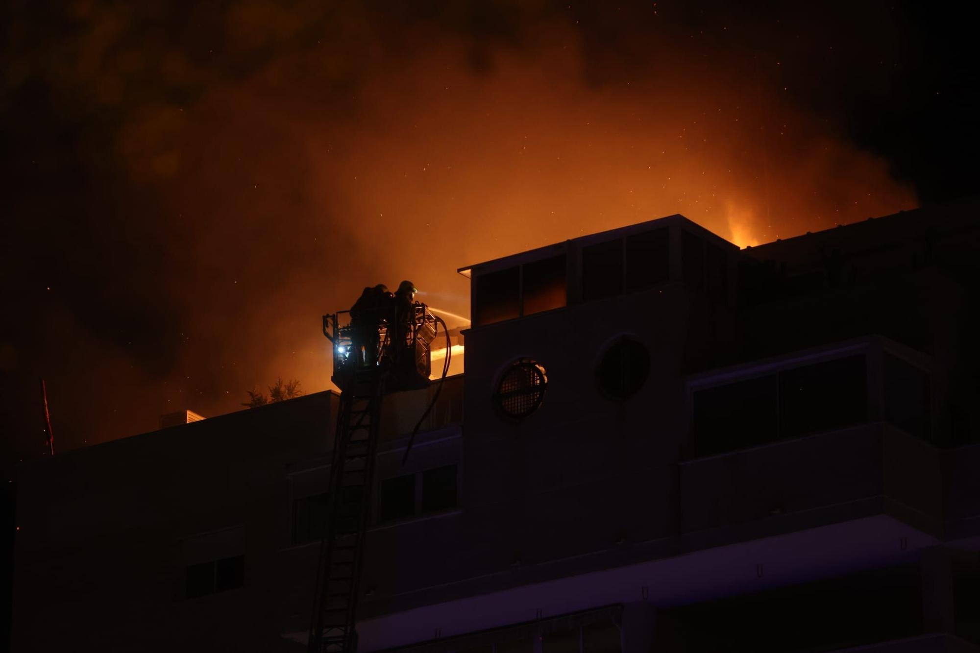 Aparatoso incendio en un piso de Playa de San Juan en Alicante