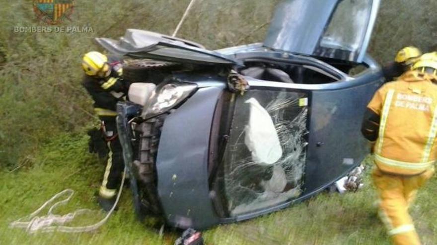 Einsatzkräfte bergen den Unfallwagen.