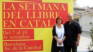 Joan Sala, presidente de la Setmana del Llibre en Català, y Montse Ayats, presidenta del Gremi d’Editors, este viernes, horas antes de que se inaugurare la feria, en la plaza de la Catedral de Barcelona. 
