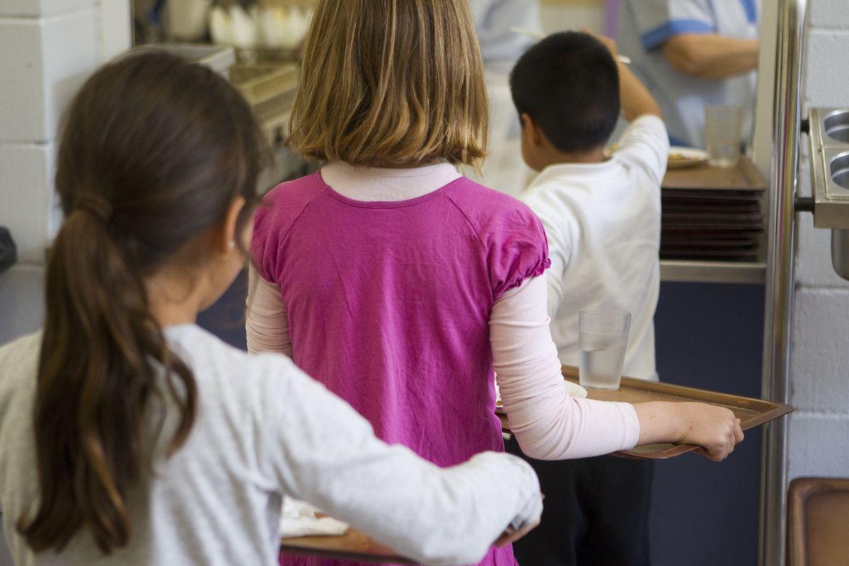 Niños en un comedor escolar. Niños en un comedor escolar.