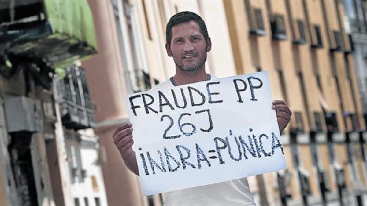 Lagarder Danciu, posando con una pancarta