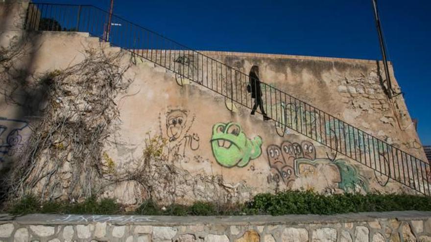 Imagen reciente del Castillo de San Fernando, que el Ayuntamiento de Alicante pretende rehabilitar con un presupuesto que ronda el millón de euros.