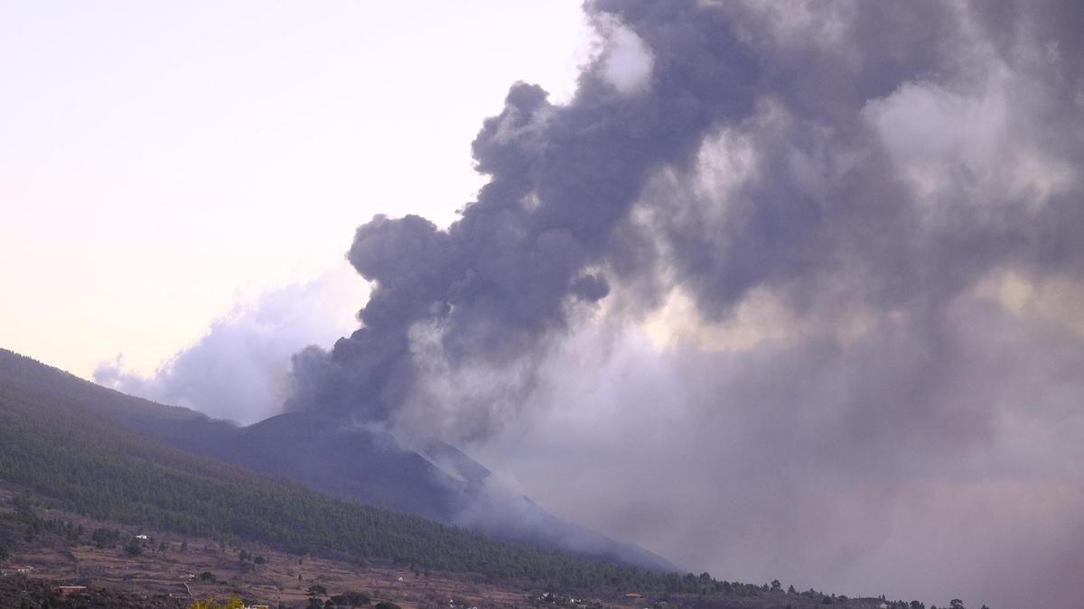 Una de las bocas eruptivas del volcán de Cumbre Vieja.