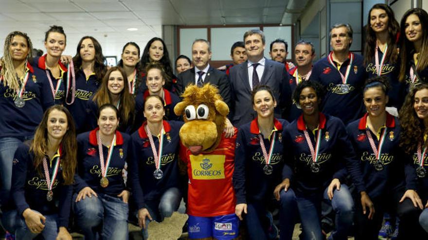 El equipo español posa con el presidente del Consejo Superior de Deportes