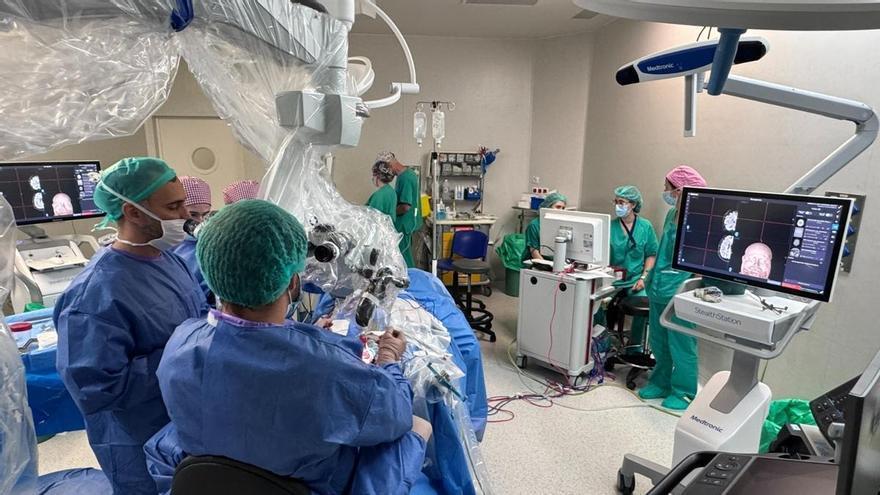 El Hospital de Dénia realiza con éxito su primera intervención quirúrgica con monitorización neurofisiológica intraoperatoria