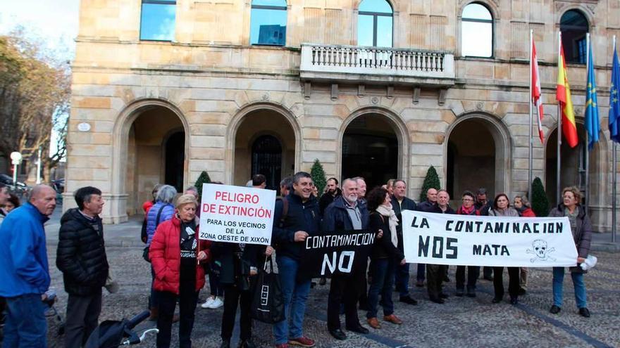 Vecinos con pancartas contra la contaminación, el pasado día 13 en la plaza Mayor, durante la última reunión del Consejo Sectorial de Medio Ambiente.