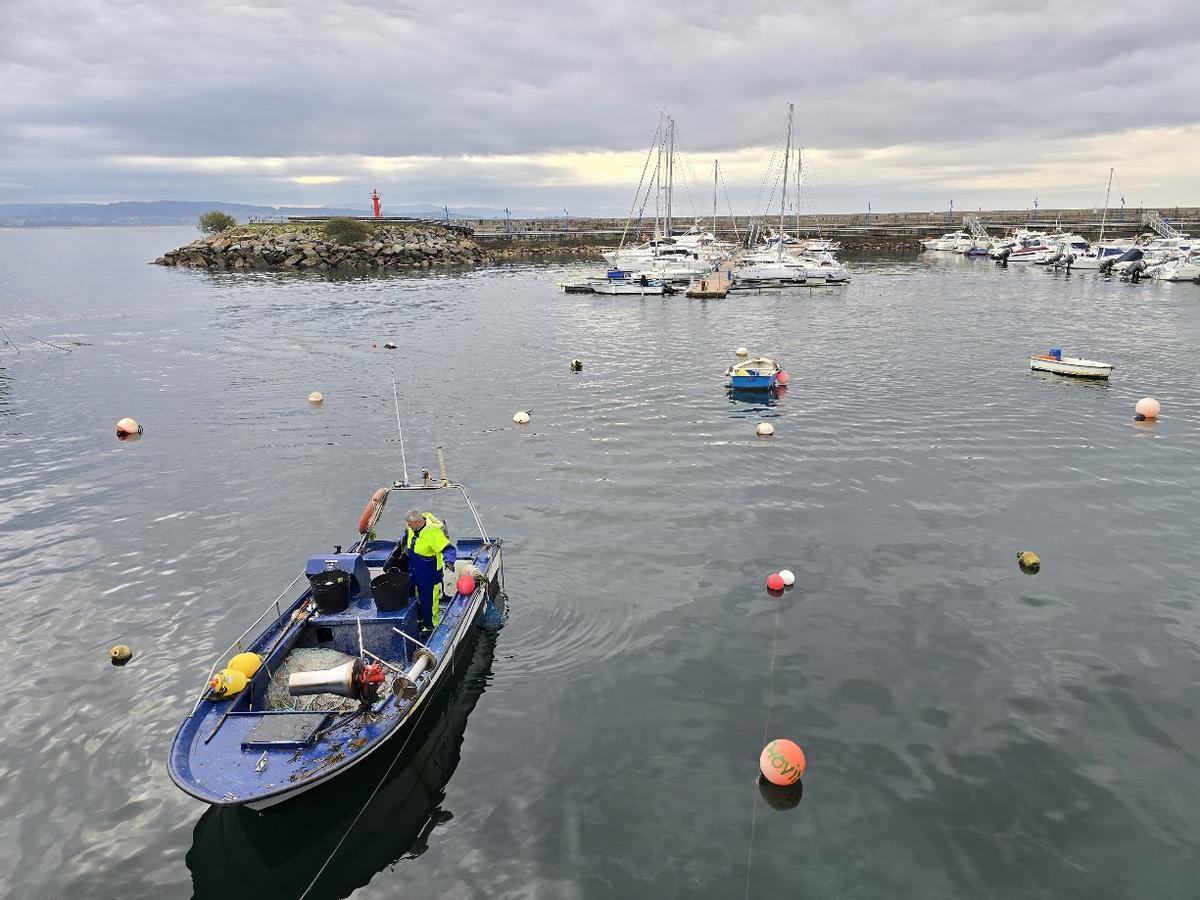 Una embarcación de pesca y naves de recreo, en Pedras Negras.