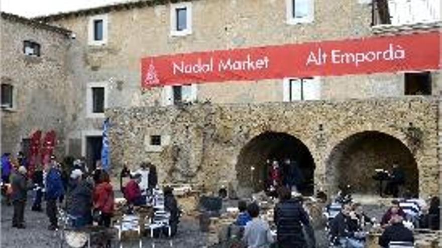 El mercat de Nadal que se celebra a Ordis, ahir al matí.