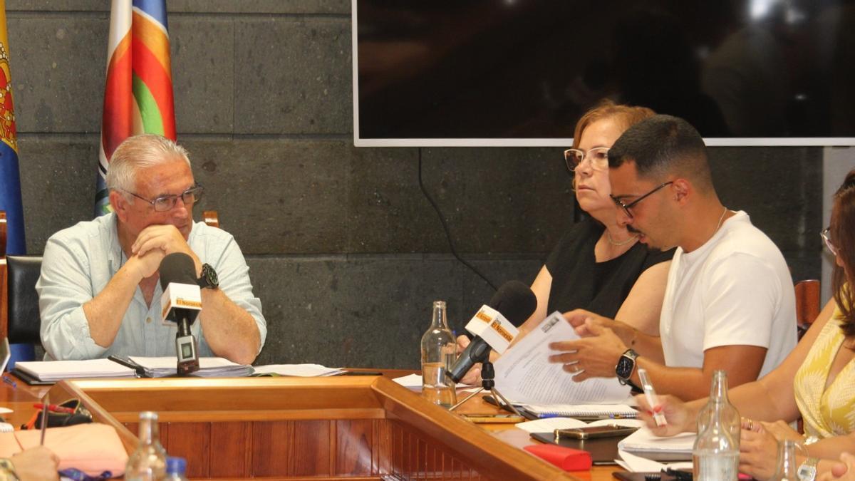 David Godoy (d) se dirige al alcalde de La Aldea de San Nicolás, Pedro Suárez, en el pleno celebrado este jueves