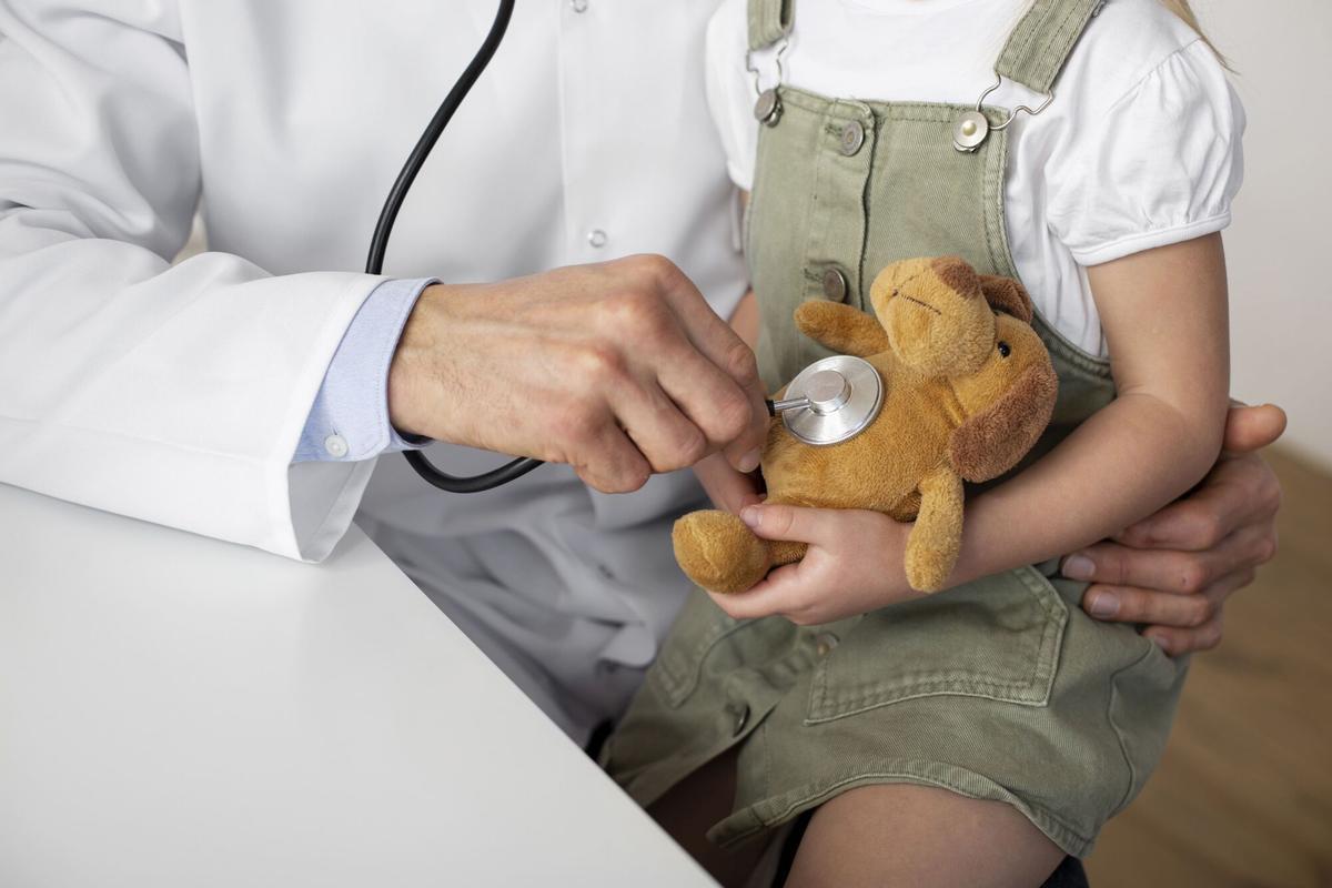 Una niña en la consulta del pediatra.