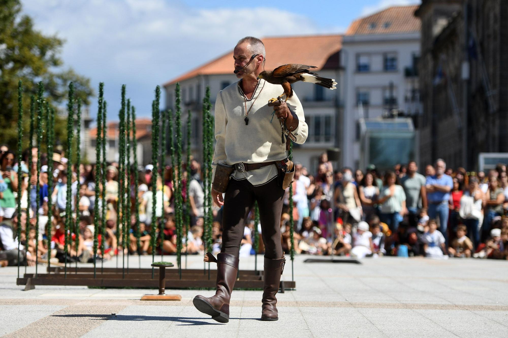 Cortesanos, bufones, damas y caballeros celebran el retorno de su señor: la Feira Franca anima Pontevedra