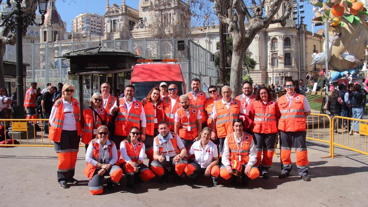 El grupo de voluntarios en la plaza del Ayuntamiento.