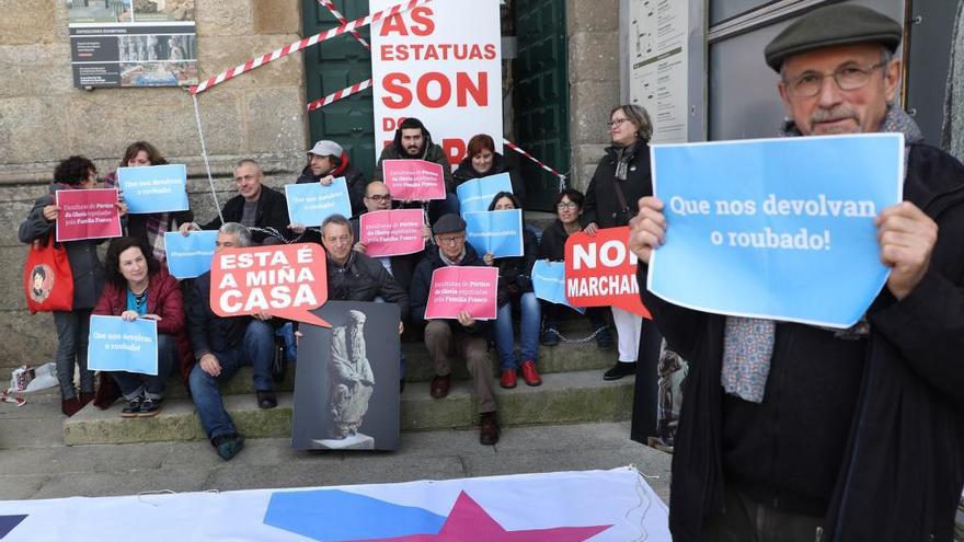 Cargos del BNG se encadenan en Santiago para que no se devuelvan dos esculturas a los Franco