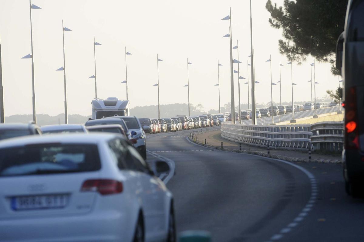 Atasco en el puente de A Illa en una tarde de julio