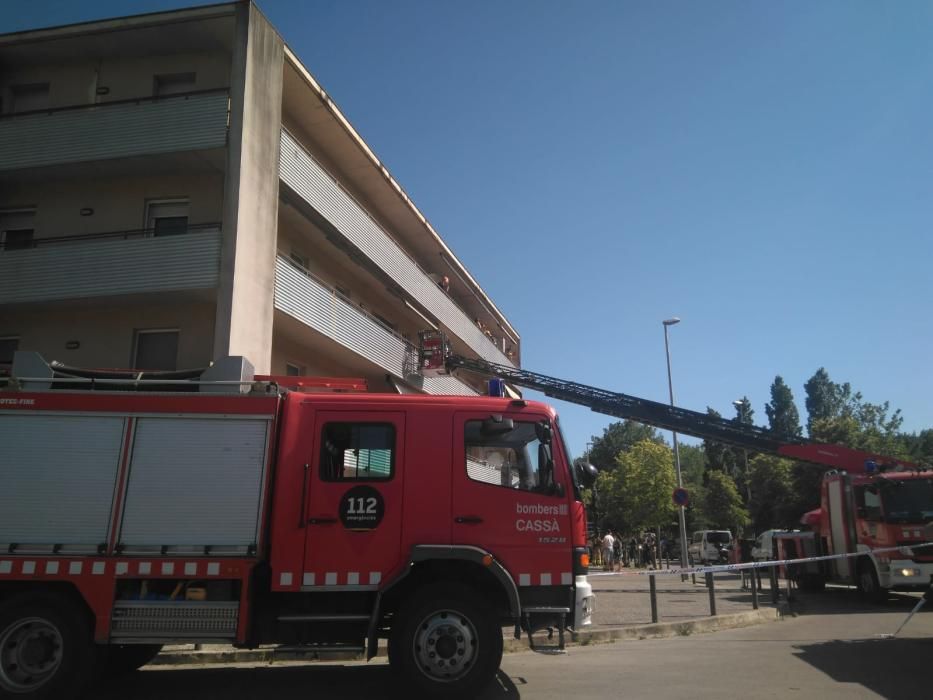 Un ferit greu i set persones ateses per inhalació de fum en l'incendi d'un habitatge a Girona