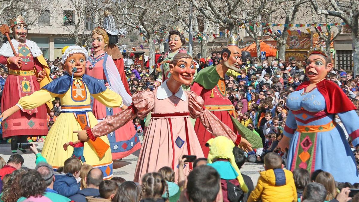 Els gegants del Carnaval de Solsona fent els tradicionals ballets, que enguany han estat a la plaça del Camp. Aquestes figures són una caricatura de la imatgeria de la ciutat | JORDI BIEL