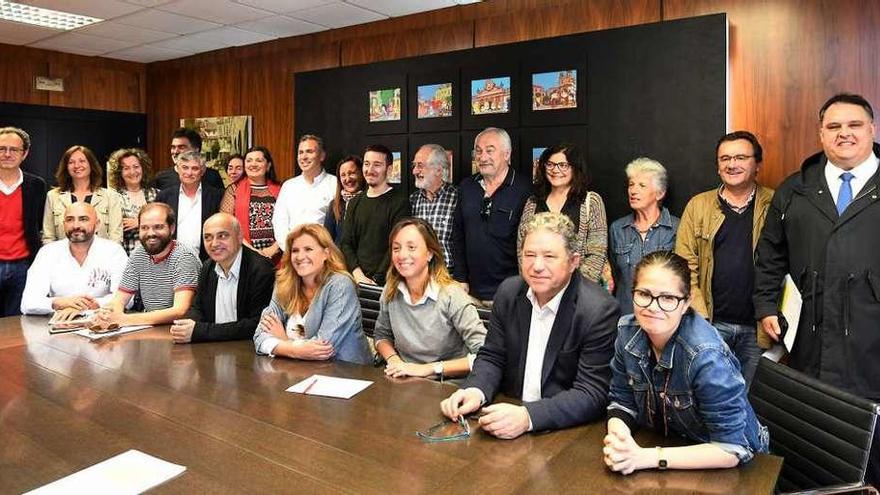 Foto de familia de la corporación saliente tras el último pleno del mandato. // Gustavo Santos
