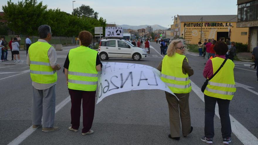 Manifestació veïnal per demanar la rotonda.