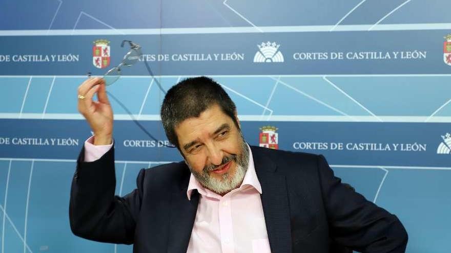 El presidente de la comisión, Manuel Mitadiel, presenta sus conclusiones sobre la investigación de las cajas.