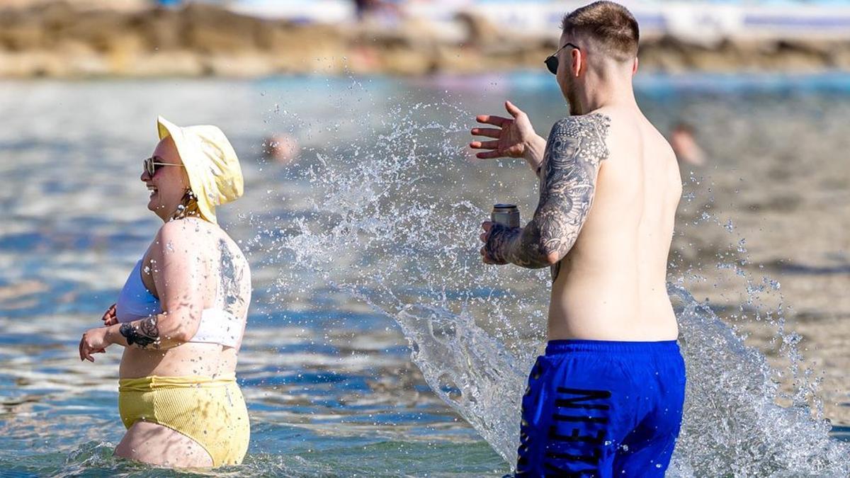 Una pareja de turistas ingleses disfrutando del agua en Benidorm.